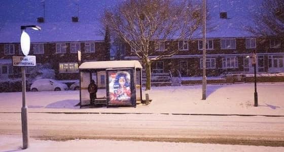 تساقط الثلوج يعرقل حركة المواصلات وقطع الكهرباء عن آلاف المنازل في بريطانيا