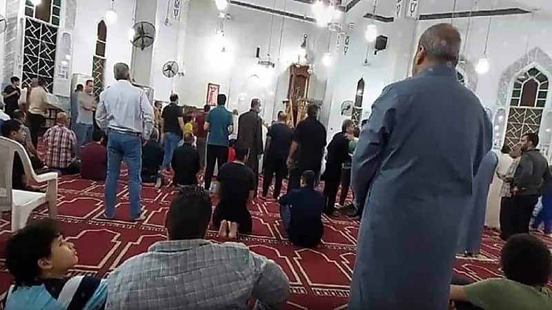 شاهد.. مفتش أوقاف يمنع المصلين من إكمال صلاة التراويح