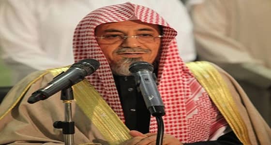 فيديو| إمام الحرم المكي يقطع درسه ويفاجئ أستاذه بطلب غريب