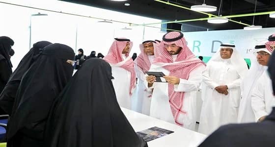 بالصور.. أمير مكة بالإنابة يجرّب لعبة إلكترونية أنتجها شباب سعوديون