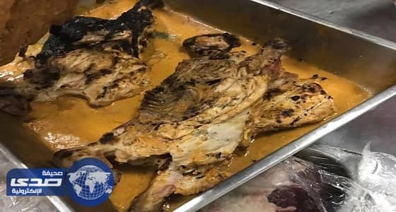 بالصور.. الجهات الأمنية تداهم مكان مخصص لبيع وجبات غذائية فاسدة بحي الخليل