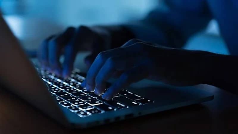 قصة رجل وقع في فخ الابتزاز من خلال امرأة في مجال العمل (فيديو)