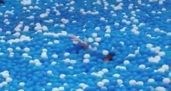 فيديو مرعب لغرق أم في لعبة " بيت الكرات " أمام الأطفال