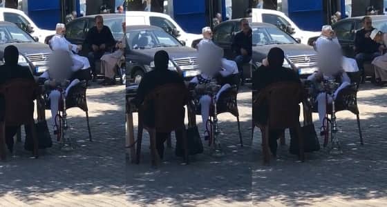 بالفيديو.. " في مشهد قاس " أب وأم يشجعان طفلتهما على التدخين