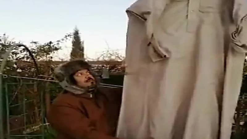 شاهد.. تجمد ثوب مزارع بسبب شدة البرودة في طبرجل