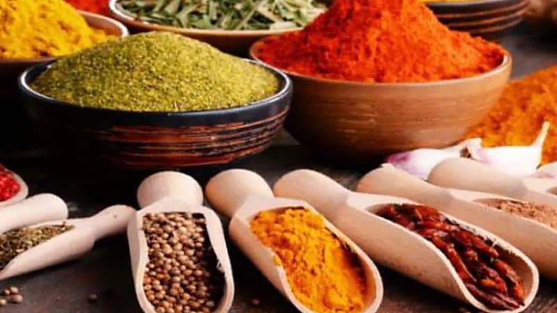 “طبيب”: غسل البهارات تعمل فيروسات وبكتيريا أكثر وتصبح بلا طعم (فيديو)