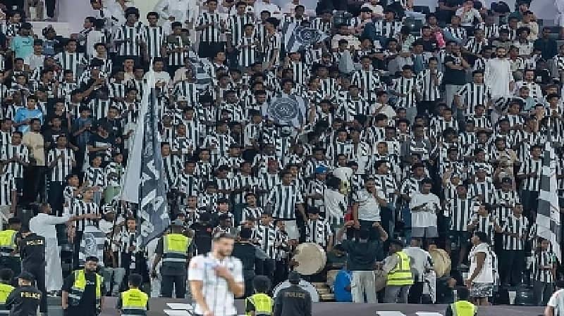 جماهير الشباب توجه انتقادات حادة للإدارة واللاعبين