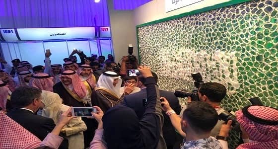 فنان أمريكي يهدي لوحة سلام لخادم الحرمين