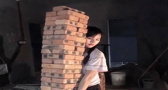 بالصور.. فتاة حسناء تخوض غمار وظيفة قاسية لكسب الأموال