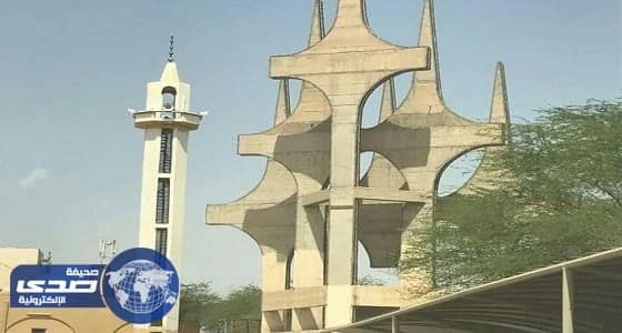 بالصور .. إزالة مجسمات على شكل صليب بمدخل أمانة القصيم