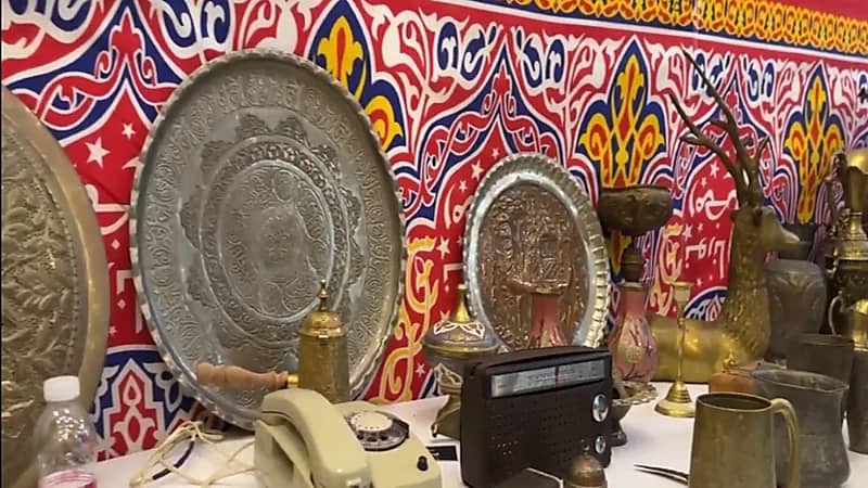 شاهد.. مواطن عاشق للتراث يروي قصة مقتنيات يصل عمر بعضها إلى 200 عام