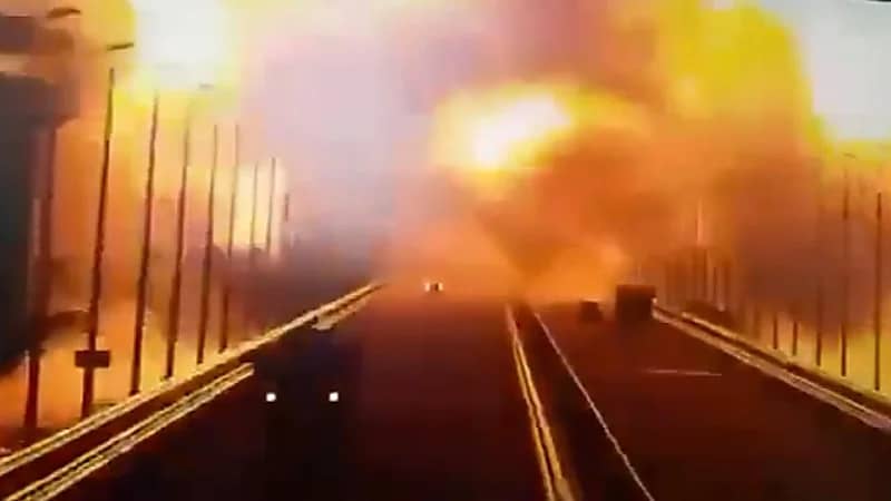 بالفيديو.. اللحظات الأولى لتفجير شريان روسيا القرم وآثار الدمار