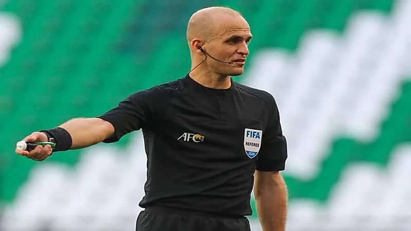 الأردني أدهم مخادمة حكمًا لـ كلاسيكو الهلال والأهلي