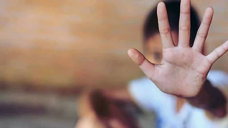 عشريني يعنف طفله بوحشية لانزعاجه من كثرة بكاءه