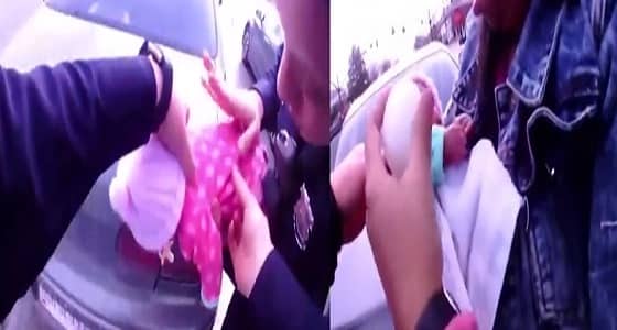 بالفيديو.. شرطيان ينقذان طفلة من الاختناق