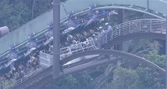 بالفيديو.. عطل فني في لعبة ملاهي مخيفة يترك الركاب مقلوبون رأسا على عقب