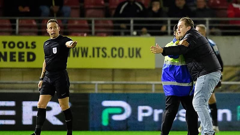 إلغاء مباراة بدوري الدرجة الثالثة الإنجليزي بسبب حالة طبية طارئة