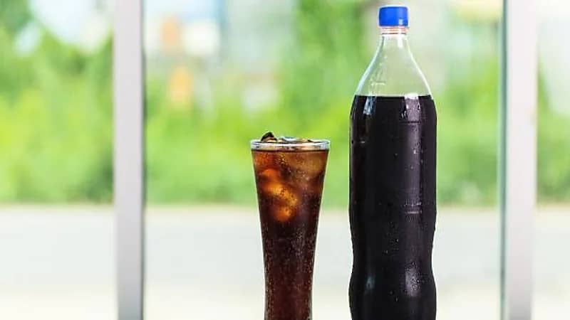 تناول المشروبات الغازية يزيد من خطر الإصابة بالعقم