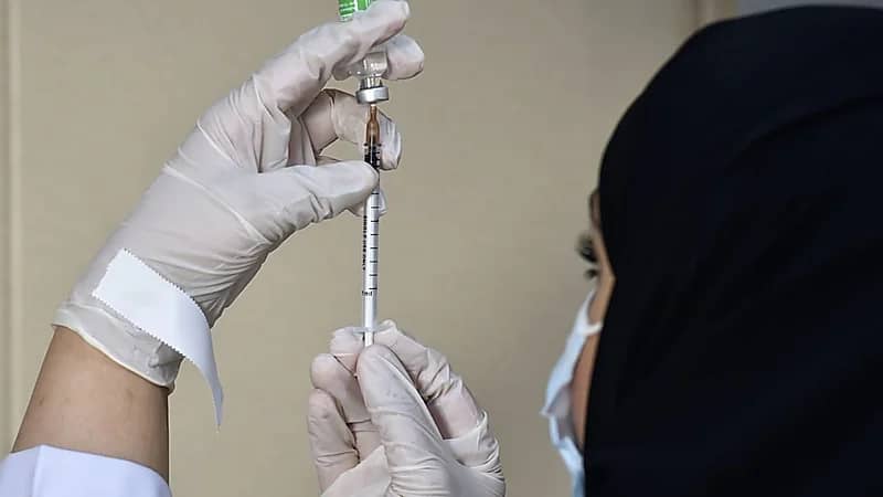 استشاري: يجب أخذ اللقاح لمن تجاوز 18 عامًا .. فيديو