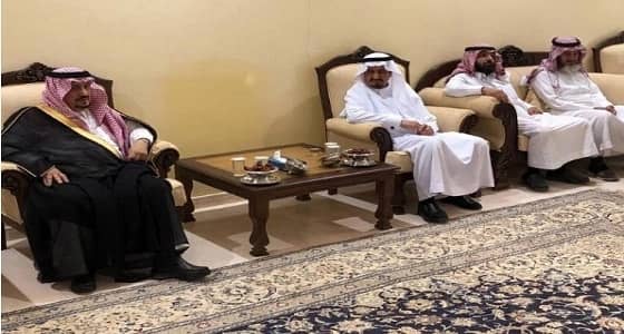 أمير الرياض يقدم واجب العزاء لأسرة آل عبدالله