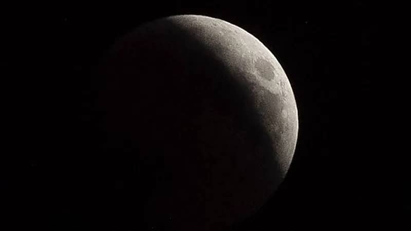 فلكية جدة : خسوف جزئي للقمر مشاهد بالعين المجردة غدًا