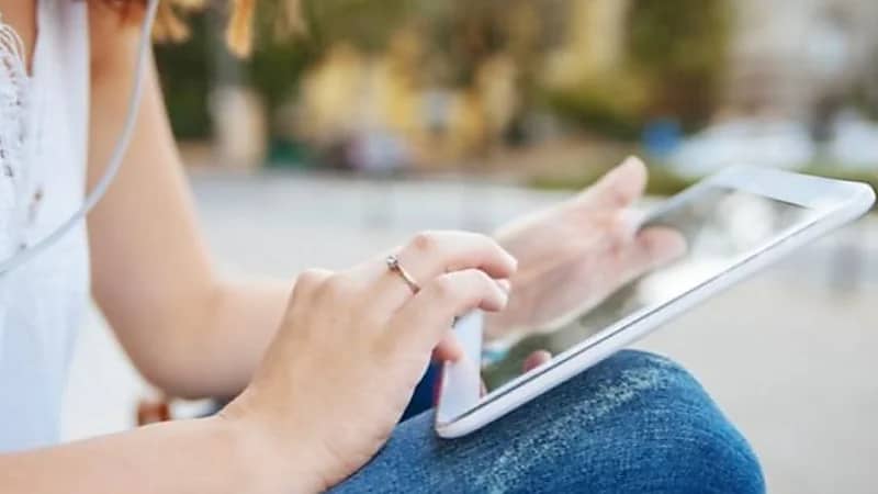 امرأة تقدم زوجها للبيع لمن يشتري منزلها الفاخر