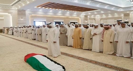 بن راشد وبن زايد يؤديان صلاة الجنازة على والدة رئيس الإمارات