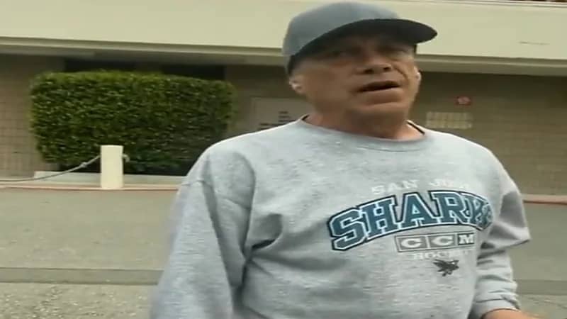 شاهد.. رجل يسرق البنزين من سيارة شخص آخر لسبب غريب