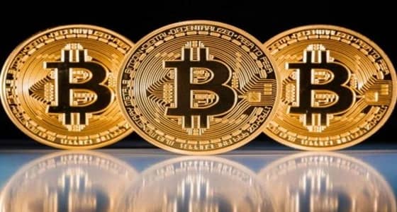 بتكوين تواصل انخفاضها إلى دون 4500 دولار.. وتخسر 30% في أسبوع