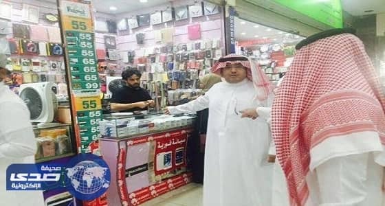 بالصور.. حملة مفاجئة على سوق للجوالات بجدة لضبط مخالفي «توطين الاتصالات»