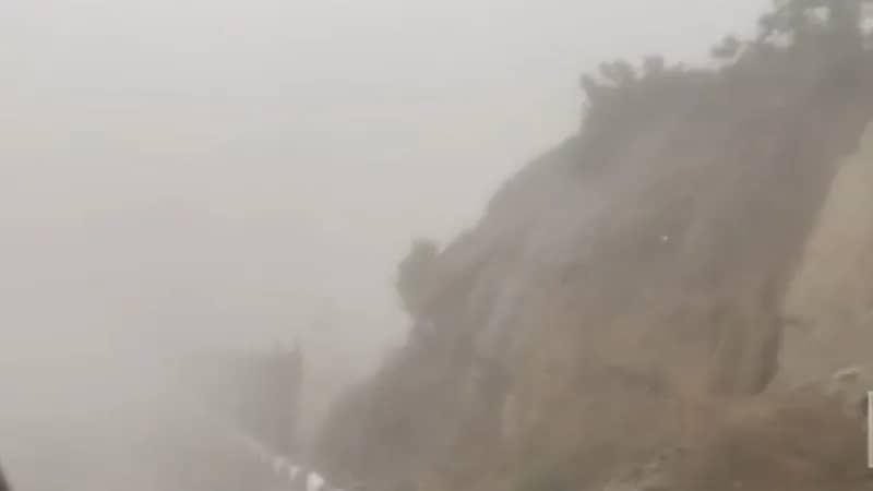 شاهد.. الضباب يغطي أجواء محافظة النماص