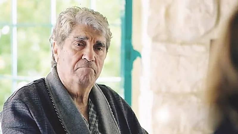 ‎سقوط مفاجئ لصلاح تيزاني على المسرح بمهرجان الزمن الجميل .. فيديو