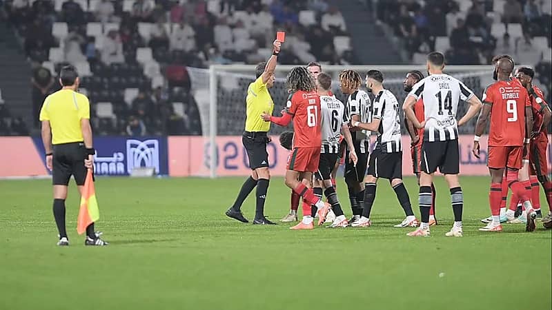 مشادة واشتباك بالأيدي بين لاعبي ‎الشباب والاتفاق.. فيديو