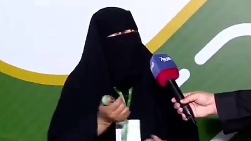 شاهد.. المواطنة التي قامت بحياكة وشاح السدو الذي توّج به الحصان الفائز بكأس السعودية
