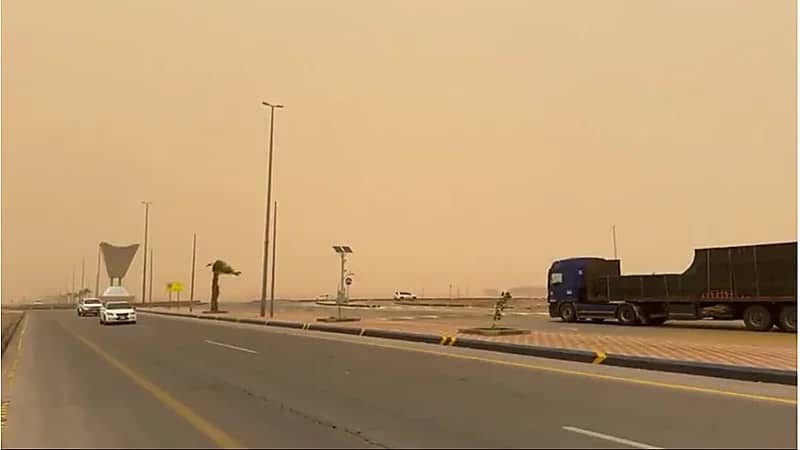موجة غبار كثيفة تضرب رفحاء وحفر الباطن.. فيديو