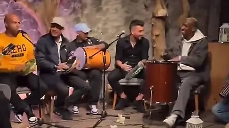 تاليسكا وتيليس يشاركان في عرض فرقة موسيقية .. فيديو