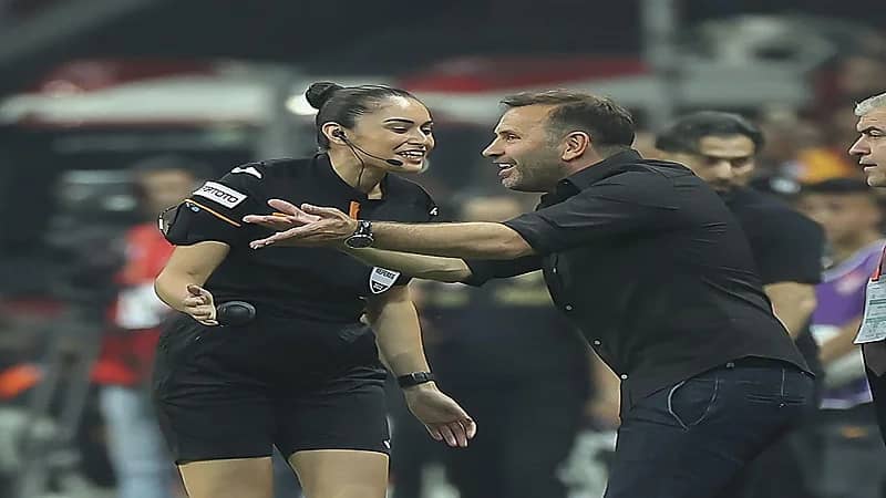 شاهد..حكمة مباراة غلطة سراي تخطف الأنظار