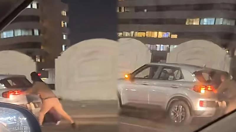 تصرف نبيل من شرطي مرور ساعد صاحب سيارة معطلة على طريق عام.. فيديو