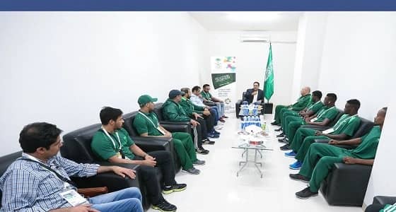 بالصور.. سلطان بن سويلم يجتمع بلاعبي المنتخبات الوطنية بجاكرتا