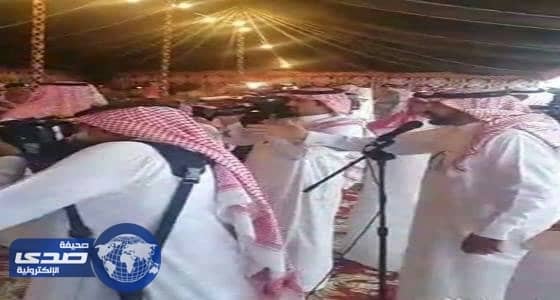 بالفيديو..الحباني يلقي قصيدة نبطية على أمير عسير ونائبه
