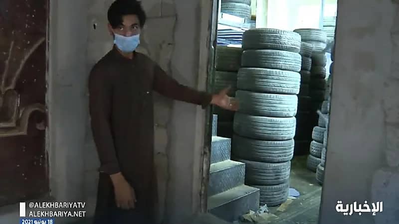 بالفيديو.. العمالة تسيطر على سوق الإطارات في شارع الغرابي بـ ‎الرياض