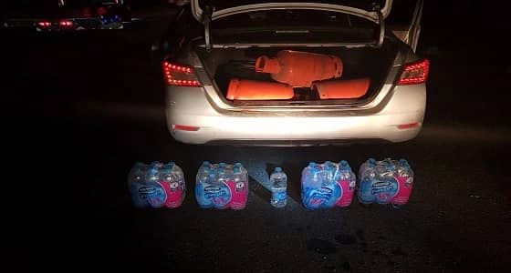 ضبط مركبتَين بداخلهما 145 قارورة عرق مسكر بمكة