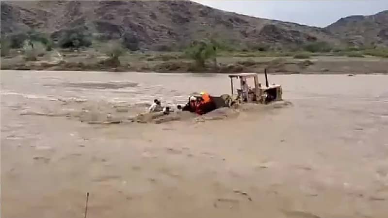 مواطن يروي قصة إنقاذ ابنه من سيل بيشة بشيول عايض الأكلبي .. فيديو