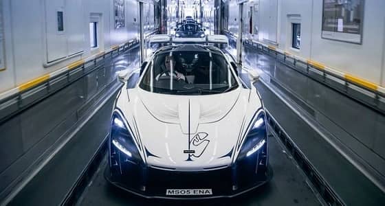 بالصور.. تسليم مفتاح أول نسخ ماكلارين سينا لصاحبها