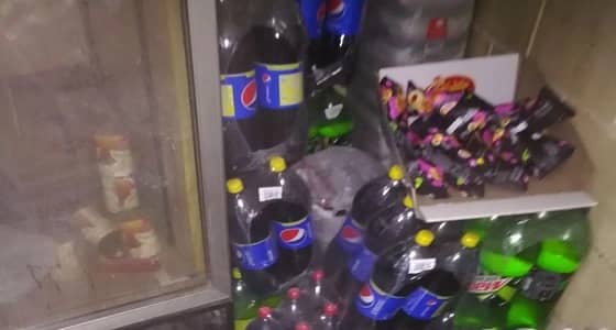 بالصور.. إغلاق بقالة لسوء النظافة بالدمام