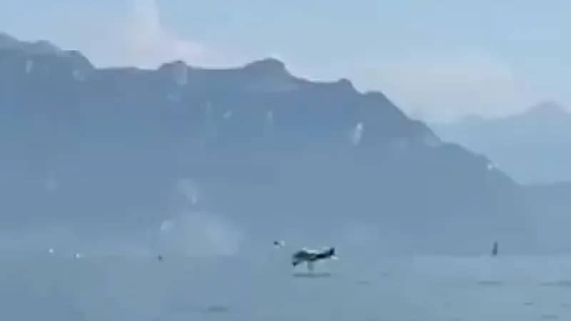 لحظة هبوط طائرة اضطراريًا في بحيرة بدون خسائر بشرية.. فيديو