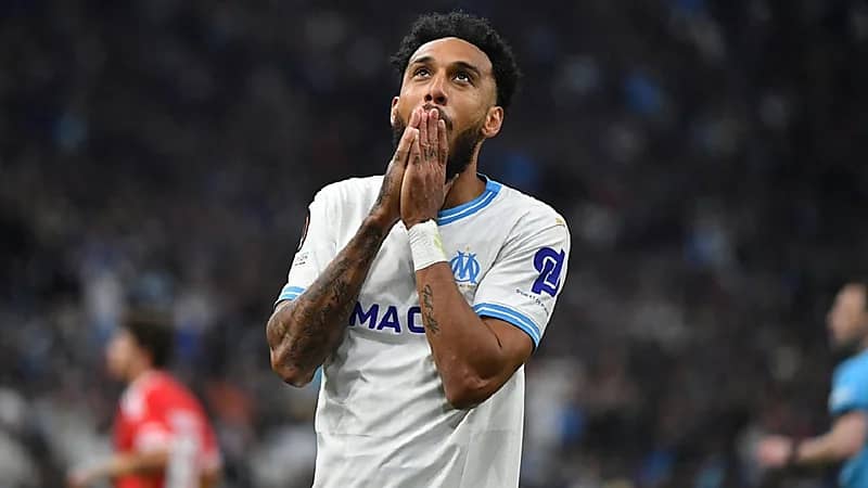 الشباب يقترب من التعاقد مع ثلاثي أجنبي