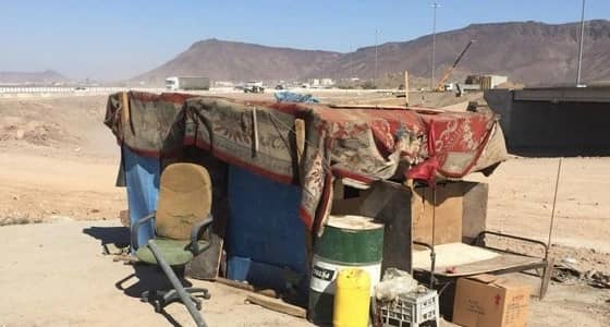 " العمل " تنقذ حارس بطريق الهجرة من برودة الطقس