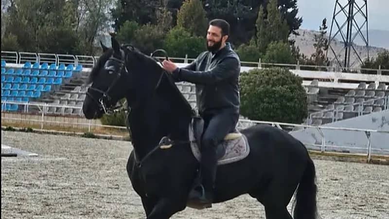 ‎الرئيس السوري يمتطي حصان أسود بجينز وسترة جلد.. فيديو