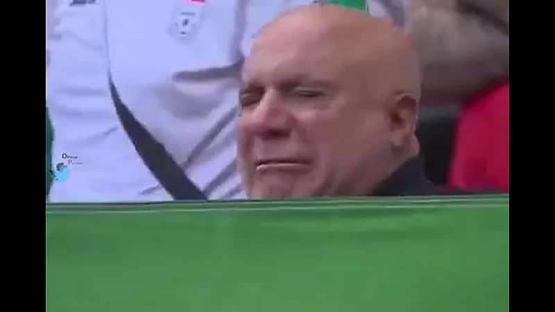 شاهد .. مخبر من الاستخبارات الإيرانية يتظاهر بالبكاء أثناء عزف النشيد في المونديال